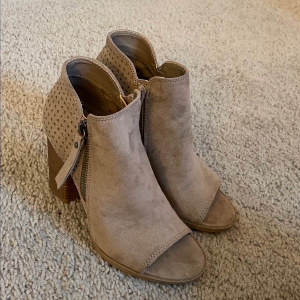 Universal thread booties